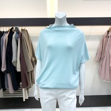 아이잗바바 울 100% 하이넥 하프 배색 니트 BJ8A1KT31