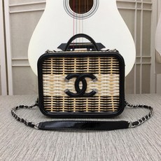 샤넬 라탄 코스메틱 케이스 크로스백.