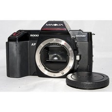 미놀타 맥스섬 5000 35MM SLR 필름 카메라와 AF 줌 마운트 렌즈. 리퍼