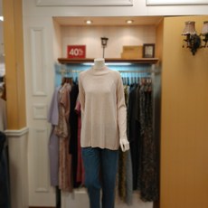[BCBG] 비씨비지 <겨울 기획상품~~!> 편안하게 기본으로 입기 좋고 촉감이 좋은 베이지 기본 라운드 니트