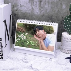 파이 리스트 김 로 운 이 우연히 발견 한 하루 주변 포스터 앨범 맞 춤 형 2020 년 달력 창의 선물 아 이 템 클래식 가로 8 촌 달력 [2020 년 한 해]