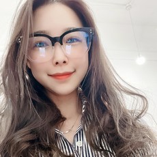 두꺼운뿔테