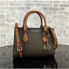 MICHAEL KORS SHEILA 스몰 센터 지퍼 크로스바디 사첼 숄더백 지갑 498