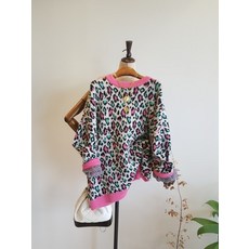 모노타임 레오파드 라운드넥 컬러배색 니트