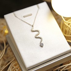 뱀목걸이