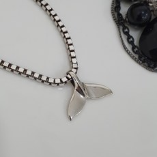 각인고래꼬리목걸이