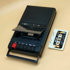 카세트플레이어 라디오 추억의 레트로 옛날 카세트 녹음 테이프, 옵션 테이프가 있는 흰색 모델