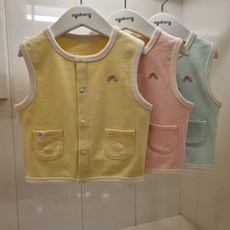 아가방 NC엑스코점 2024신상! 부드러운 터치감! 너무 두껍지도 얇지도 않은! 예쁜컬러감에 무지개와펜으로 포인트를 준 랄라조끼! 어린이집 실내조끼