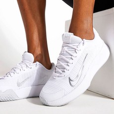 나이키 여성 TENNIS 신발 가볍고 통기성 좋은 메쉬소재 경기장 코트 슈즈 흰색 운동화