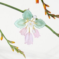 장미수정브로치