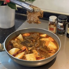 [2-3인분] 매콤달콤 부드러운 육질 넉넉한 양 채소포함 바로 끓여먹는 갈비찜 간편식 밀키트 매운 소갈비찜 세트 1.3kg, 1팩
