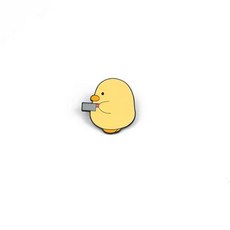 재미있는 만화 귀여운 노란색 오리 손에 칼을 들고 디자인 금속 에나멜 브로치 창의적인 개성 배지 가장 친한 친구 선물 핀, 1개, 2) XZ7817