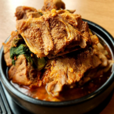 캠핑용밀키트의 정석 만년뼈해장국 푸짐한양 맛보장 1.3kg 싸다싸