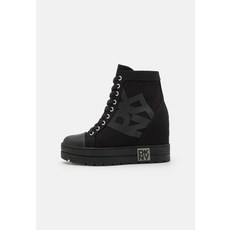 DKNY CLARY 레이스업 앵클 부츠 블랙 293244
