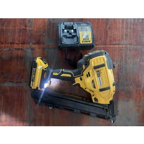 가성비 DeWALT 무선 앵글 마감 타정기 배터리 및 충전기 포함 DCN650B 20V MAX XR 15 게이지, 한개옵션0, 1개