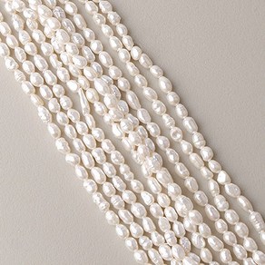 비즈아이 [6050-03]담수진주코팅 못난이쌀알모양 약 3x5mm 화이트 1줄(약35~36cm)