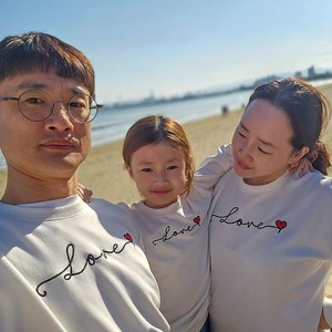 베베왕국 가족티 패밀리룩 맨투맨 자수 러브 하트 가족단체티 커플티 단체티 아동 백일 돌 가족 사진 촬영 의상 티셔츠