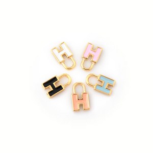 비즈아이 [7046-02]에폭펜던트 H에이치자물쇠 6x11mm 골드 1개
