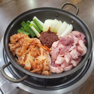 우묵배미 돼지짜글이 / 숙성김치와 한돈 생고기 돼지김치찌개 / Since 2005 신림동 맛집, 1세트, 670g