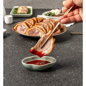 [식품의즐거움] 맛있는 앞다리 왕족발 1.2kg + 새우젓 +와사비 소스 증정, 1개