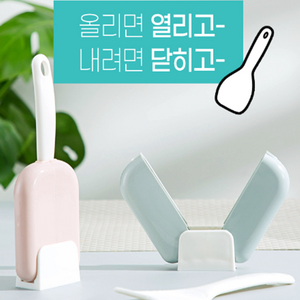 이소유통 주걱을 들면 저절로 열리는 밥 주걱 꽂이, 1개, 블루