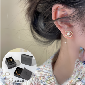Camella 여성용 14k 써지컬 진주 더블C 귀걸이