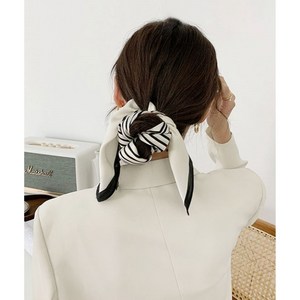 쑤랄라 마름모 사각 패턴 스카프 까레 오피스룩