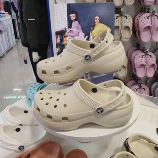 크록스 NC야탑점 여성용 클래식 플랫폼 클로그 베이지 206750-2Y2 상품 이미지