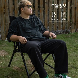 초고강도 캠핑의자에 앉아 캠핑을 즐기는 모습