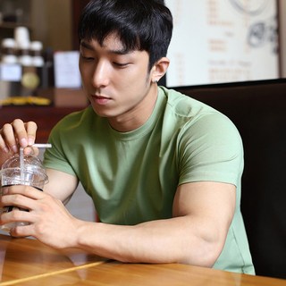 POMTOR 여름 슬림핏 반팔 남성 스판 근육티셔츠 순색 티셔츠