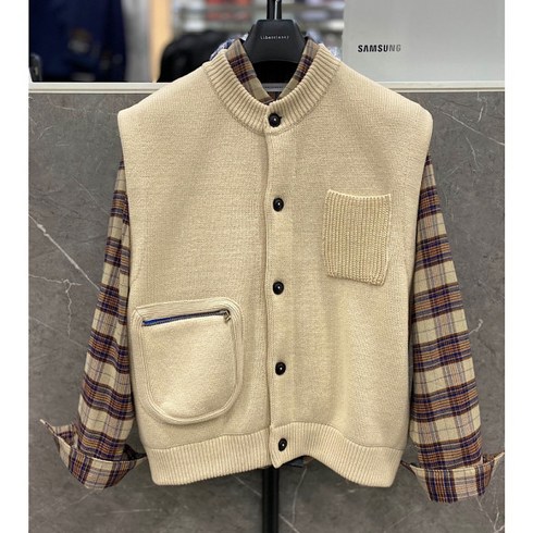 리버클래시 23F/W 크림 투포켓 라운드넥 오픈버튼 니트 조끼 (LJW51270)