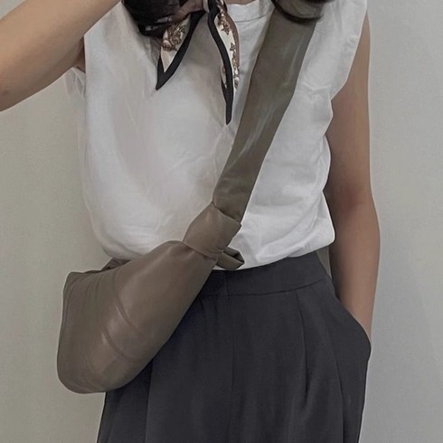 크로와상백 크로스 크루아상 양가죽 반달 데일리 새들백 스몰 매듭 만두백 퀼팅