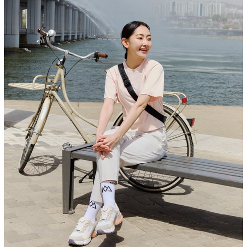 DMPT37041 - 아이더 아이더(EIDER) 이월상품 여성 여름 여유있는핏 냉감우븐소재 허리좌우냉감밴드 신축성 기능성 등산 캐쥬얼 스포츠 긴바지 DWM23303 ON THE ROCK (온더락) β 테이퍼드 팬츠 W9