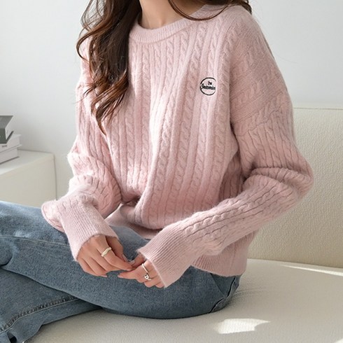 데일리앤 유어 루즈핏 자수 레터링 케이블 꽈배기 니트 스웨터 세미크롭 여성니트티 가을 겨울