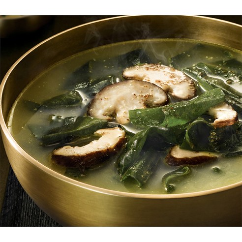 버섯의 향기, 들깨의 맛, 미역국의 건강 효능이 조화를 이룬 맛있는 건강식품