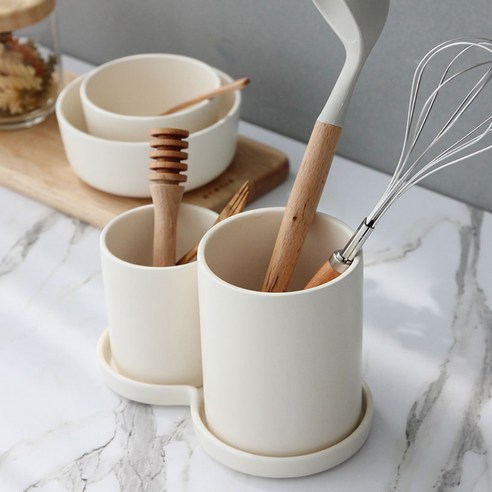 주방 인테리어를 완성하는 우아한 수저 정리