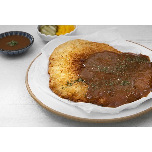 연남동 기사식당 왕돈까스는 얇고 바삭하게 만들어진 옛날식 돈까스로, 담백한 맛과 특제 소스가 매력입니다.