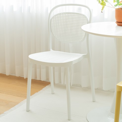 감성을 더하는 포블리스 베라 라탄 카페 의자