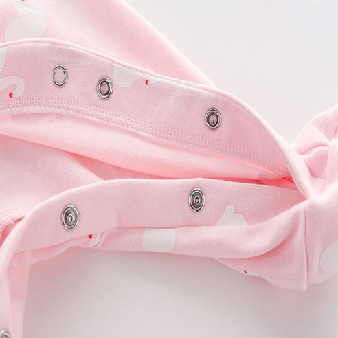 아기의 편안함과 스타일을 위한 맘스케어 캐릭터나염 풀스냅 유발우주복