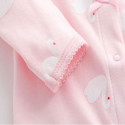 아기의 편안함과 스타일을 위한 맘스케어 캐릭터나염 풀스냅 유발우주복