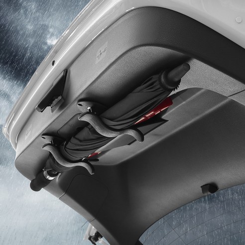 젖은 우산 걱정 끝! 엑스핏 우산걸이로 깔끔하게 트렁크 정리하세요.