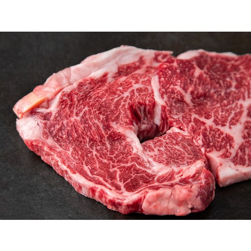 꽃처럼 퍼진 마블링으로 눈길을 사로잡는 설성목장 무항생제 1등급 한우 꽃등심