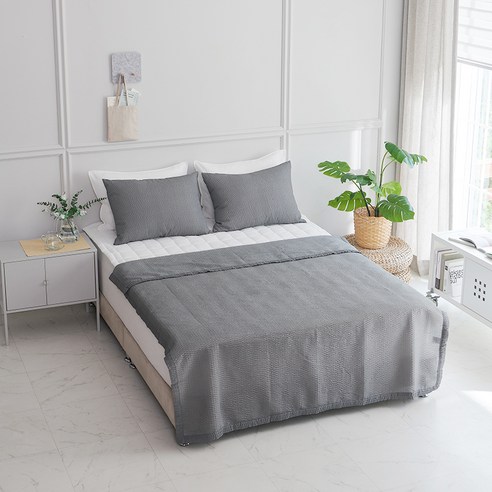 시원하고 쾌적한 여름밤을 위한 코멧 홈 시어서커 홑이불