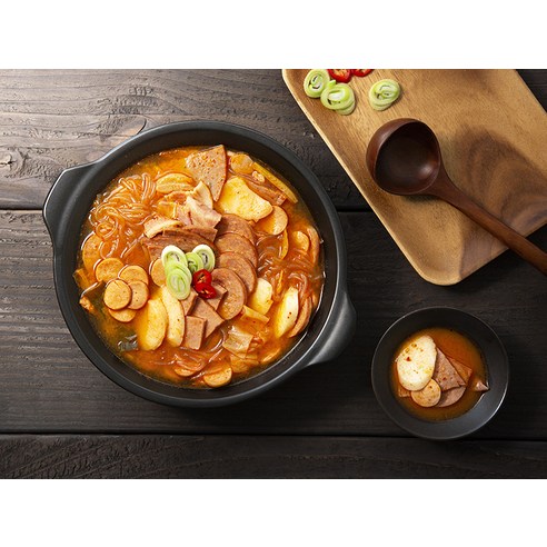 깊은 맛과 풍부한 재료를 가진 편리한 곰곰 더 오리지널 부대찌개