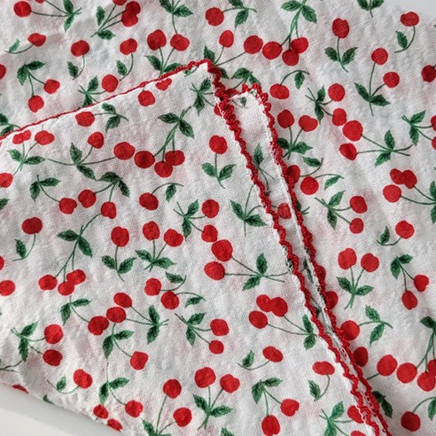 밋밋한 스타일에 체리처럼 달콤한 포인트, 바비수 손수건 스카프