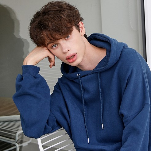 신축성 좋은 면 소재로 만들어진 오버핏 후드티셔츠