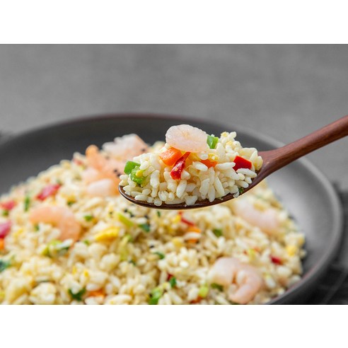 통통한 새우와 다채로운 재료로 풍성한 맛을 느낄 수 있는 간편식 새우볶음밥