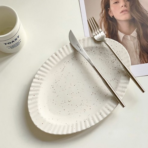 일상에 사랑스러움을 더하는 루비코코 도트 타원형 접시