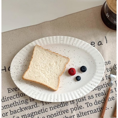 일상에 사랑스러움을 더하는 루비코코 도트 타원형 접시