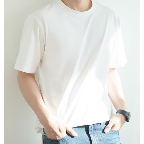 오버핏으로 스타일 UP! 화이트계열의 무지 티셔츠